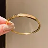 Pulsera con Cierre de Letra de Circonita Estilo Lujo Ligero Chapada en Oro Real de 18 Quilates Cadena de Mano Exquisita Retro Joyería de Mano de Nicho de Alta Gama