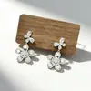 Nuevos Exquisitos Pendientes de Flor Blanca Incrustados de Diamantes, Elegantes y Sencillos, Pendientes de Clip Versátiles para Mujeres Sin Perforaciones