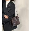 Bolsa Pequena Tipo Balde em Couro Vegetal Estilo Vintage 2026 Novo Modelo Couro Genuíno Bolso Interno de Encaixe Bolsa de Ombro Transversal para Mulheres