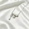 Colar com Broche de Flor de Íris Escovado para Mulheres, Corrente para Clavícula com Pingente de Luxo Leve Estilo Ins Nicho de Alta Qualidade