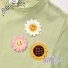 Broche de girasol nuevo de verano al por mayor cara sonriente girasol colgante para bolso de niña linda accesorios para ropa