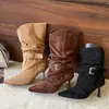 Uso duplo outono e inverno 2026 novas botas de salto alto stiletto bico fino, botas western cowboy, botas curtas de camurça com fivela de metal, botas de cano médio
