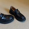 Mocassins Genuínos de Couro Bovino de Primeira Camada com Solado Grosso e Design Plissado, Sapatos Pequenos de Couro com Fivela de Camélia Estilo Britânico, Sapatos Femininos Retrô