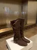 Versão em couro de botas de montaria femininas com aumento de altura que fazem as pernas parecerem mais longas, botas longas de bico redondo com salto grosso e fivela de tira cruzada, botas de cowboy western