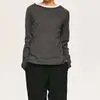 Top minimalista de duas camadas com mangas compridas estilo coreano para mulheres, apresentando gola redonda color-block em duas camadas e uma bainha versátil e casual, perfeito como camiseta de base