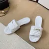 Sandalias Planas Acolchadas con Hebilla de Letra Estilo Chanel para Mujer, Nueva Colección Primavera 2026, Adecuadas para la Playa y Uso Casual