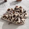 Novas Pantufas de Algodão Abertas com Estampa de Leopardo e Tira Cruzada para Casa, Interior, Inverno Femininas Quentes e Confortáveis