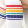 Venta al por mayor del fabricante Calcetines Nuevos de Estilo Coreano para Niños de Primavera y Otoño, Calcetines de Algodón a Media Pantorrilla Rectos con Rayas Arcoíris, Calcetines para Niñas hasta la Rodilla