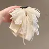 Grampo de garra de malha de renda com pérolas para mulheres, scrunchie elegante estilo francês, acessório de cabelo branco, presilha para penteado semi-preso, grampo tubarão