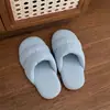 Chinelos de tecido para casal para uso doméstico, adequados para todas as estações, silenciosos, chinelos simples para chão estilo japonês, antiderrapantes, chinelos com sola macia tipo nuvem