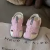 Sandálias de Verão Infantis com Solado Macio e Biqueira Fechada, Tamancos Respiráveis para Meninos e Meninas, Sapatos de Praia Antiderrapantes para Bebês, Sapatos da Moda com Velcro