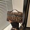 Bolsa Quadrada Pequena Portátil de Nicho Retrô Transfronteiriço com Estampa de Leopardo para Mulheres Início da Primavera Nova Bolsa de Armazenamento Conveniente Bolsa de Ombro Transversal para Viagem