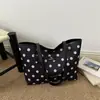 Bolsa de cubo de lunares de alto valor para el verano 2026 Bolso de hombro individual con personalidad elegante Bolso de mano estampado para el trabajo y el trayecto