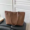 Bolsa tote grande com padrão de losangos em cores contrastantes e pingente de urso fofo, bolsa de ombro feminina versátil e moderna para o trabalho
