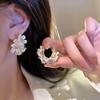 Pendientes de perlas de moda nueva transfronteriza Pendientes de moda de lujo ligero de alta gama para mujer que combinan con todo pendientes elegantes retro para mujer al por mayor