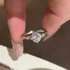 Anel Clássico Berlin de Quatro Garras Carta de Amor para Mulheres, Luxo Leve Oito Corações e Oito Flechas Cor D, Design de Nicho com um Toque de Alto Padrão, Estilo Xiaohongshu