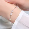Pulsera de perlas con un estilo exquisito y elegante, que recuerda a una heredera adinerada, en un color plateado brillante con perlas redondas y de concha brillantes, una pulsera para mujer