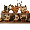 Los productos de madera son un artículo popular para las ventas transfronterizas. Este adorno de escritorio de madera con temática de Halloween presenta un lindo diseño de gatito y se suministra exclusivamente al por mayor en el pequeño mercado de Yiwu.
