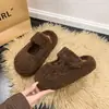 Pantuflas peludas de tamanho pequeno, com sola grossa, que aumentam a altura, para mulheres, novo estilo de inverno 2026, forradas com fleece, para uso externo, com design de bico fechado e sem salto