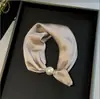Lenço Quadrado de Seda Fina Estilo Novo Primavera e Verão Fivela Magnética Profissional Combinando com Camisa Feminina 2025 Lenço Decorativo com Letras Pequena Faixa Longa