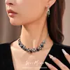 Set de pendientes colgantes y collar con forma de lágrima tachonados de diamantes vintage, accesorios de estilo corte retro, que exudan una sensación de lujo ligero y alta gama