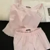 Pijama Suspensório Casual com Listras e Renda Splicing para Mulheres Primavera e Verão Novo Conjunto de Duas Peças com Shorts de Cintura Alta para Casa