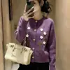 Camisa base de tricô casual macia e aconchegante para mulheres, novo top bordado de outono e inverno, combinado com um suéter cardigã curto e quente
