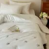 Delicado y elegante bordado floral, tejido jacquard 100% algodón de 40 hilos, relleno con 10% de fibra de proteína de seda, adecuado para todas las estaciones