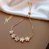 Pulseira Ajustável Deslizante em Forma de Flor com Zircônia, Pulseira Floral de Cobre para Mulheres, Cinco Flores Pequenas, Empilhável, Estilo Ol Fashion