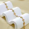 Pulsera de Cadena de Acero Inoxidable con Patrón Calado Retro Francés de Trébol de Cuatro Hojas Chapada en Oro de 18 Quilates Joyería de Mano para Mujeres con Sentido de la Moda y Sofisticación