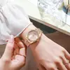 Reloj de Cuarzo para Mujer con Bisel de Pedrería en Tono Dorado, Brazalete Metálico de 5 Eslabones, Elegante Reloj de Pulsera Casual para Dama