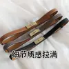 Cinto de Couro Feminino Kelly, Costurado à Mão, Elástico, Fivela Rotativa Sem Furos, Cinto Fino, Acessório Decorativo Versátil para Casacos, 1,8cm