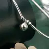 Tobillera Minimalista de Cuentas Redondas y Cascabel Grande con Tubo Curvo para Mujer, Elástica, Nuevo Modelo 2026, Diseño Exquisito de Nicho, Hace Ruido con Cada Paso