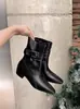 Nueva Colección Otoño/Invierno 2026: Botines Elegantes y con Estilo para Mujer con Tacón Grueso, Punta Cuadrada, Detalle de Hebilla y Diseño Plisado