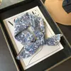 Lenço Quadrado Pequeno Floral Fresco Estilo Coreano para Mulheres Lenço de Seda Versátil Lenço Decorativo para Cabeça em Viagens Cinto para Cabelo Lenço Artístico Primavera e Outono