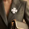 Broche de aleación de vidrio con diamantes de imitación para mujer, pequeño mini alfiler, luz antirretorno, accesorio fijo, decoración con baño de oro medio.