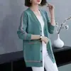 Cardigã de tricô com decote V feminino para outono e inverno 2023 Novo suéter casaco listrado de manga longa solto de comprimento médio