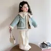 Chaqueta de encaje y pelo integrada estilo coreano para niña Otoño/Invierno 2026 Nueva moda infantil Top engrosado para niñas pequeñas