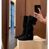 Botas de caña alta de nueva moda con pliegues y hebilla de cinturón, punta redonda adelgazante, estilo elegante de caballero, botas francesas de otoño e invierno para mujer 2026