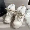 Botas Martin brancas versáteis 2026 com forro de fleece, que aumentam a altura, botas de neve femininas, botas curtas peludas de novo estilo, botas de sola grossa para outono e inverno