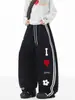 Pantalones de Chándal con Corazón y Tres Rayas Estilo Jennie para Hombre y Mujer, Diseño de Otoño de Alta Resistencia, Pantalones Casuales de Pierna Ancha