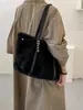Bolso de mano de cuero encerado PU de alta calidad con estilo europeo y americano, adecuado para el comercio electrónico transfronterizo; bolsa tote grande con remaches, diseñada para mujeres
