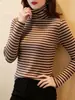 Camisa base de tricô listrada com gola alta para mulheres, de manga longa, modeladora, moderna, versátil, blusa pulôver solta para outono e inverno