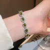 Pulseira de Zircônia Flor Redonda Verde Estilo Europeu e Americano, Sensação de Luxo Leve e de Alta Qualidade, Acessório de Mão Doce e Versátil para Mulheres
