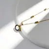 Colar Pingente Pérola com Números Romanos Retrô para Mulheres, Corrente de Clavícula de Aço Titânio de Luxo Leve, Corrente Longa para Suéter Versátil da Moda