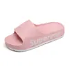Nuevas pantuflas para mujer con estampado de letras y suela gruesa, con suelas suaves, adecuadas para el baño, exteriores y la playa, con una cómoda suela de EVA acolchada.