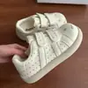 Tênis versáteis de alta moda estilo coreano com bolinhas e velcro para mulheres, novos mocassins de nicho estilo preguiçoso e moderno, coleção primavera-verão 2026
