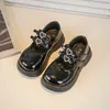 Sapatos de couro para meninas 2026 novo estilo primavera e outono, sapatos de sola macia para meninas pequenas, sapatos de performance para crianças maiores, sapatos baixos infantis da moda