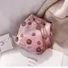 Bolsa de Verano 2025 Ins Súper Caliente para Mujer, Nuevo Estilo Coreano, Bolso de Hombro Cruzado de Moda, Bolso Cubo Pequeño con Cadena de Terciopelo