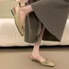 Sandálias Fechadas com Laço de Bolinhas Estilo Suave Coreano First Encounter Season para Mulheres, Sapatos Vazados Planos, Novo Modelo 2026